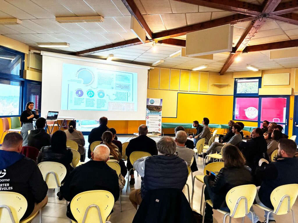 Salle de conférence avec public